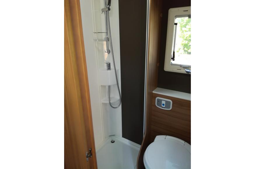 ADRIA CORAL XL 600 DP do 4 oseb